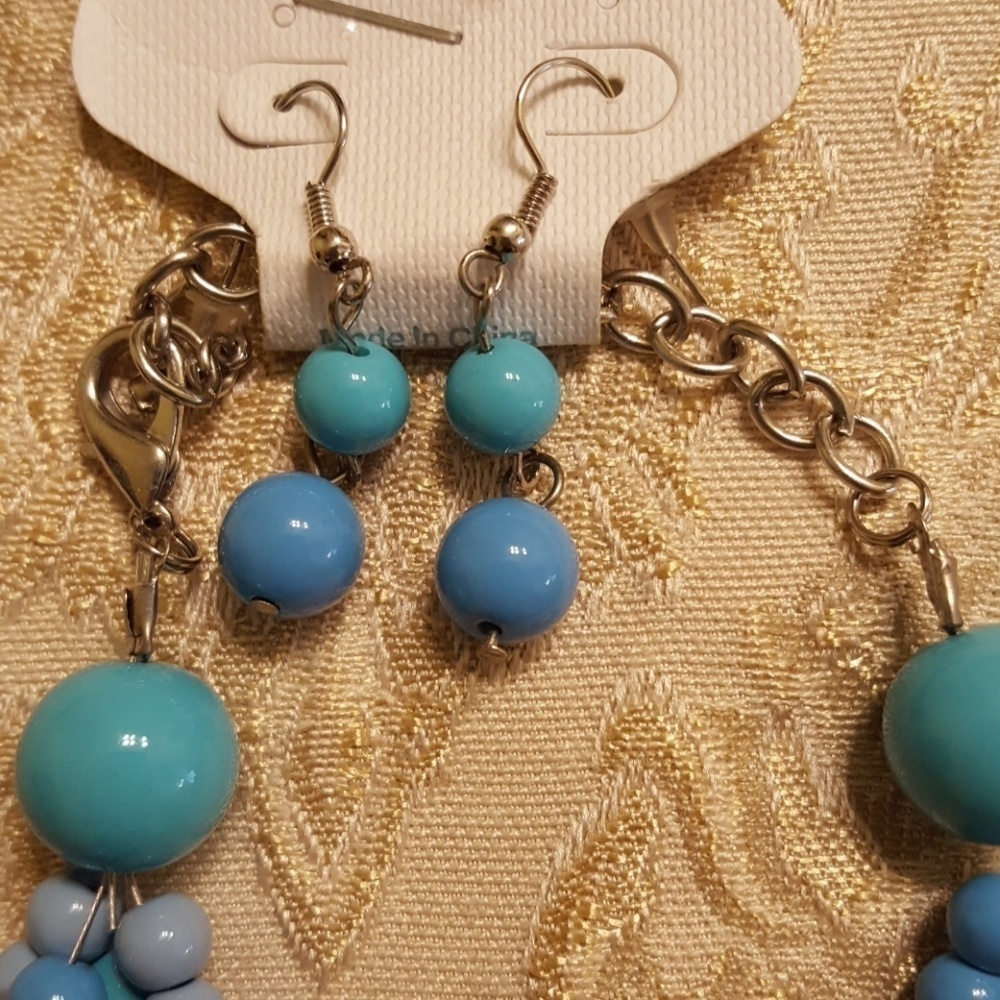 Blue/Turquoise Short Necklace/Matching Earrings - Picture 2 of 3